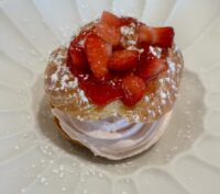 Paris Brest farcito con crema alle fragole e gelato alla crema