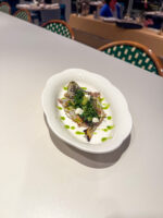 Sugarello alla Griglia, Porro al Josper  e Salsa allo Yogurt e Senape