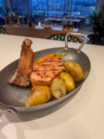 Costatina di maiale cotta al josper accompagnata da carotine arrostite , crema di mele e rafano