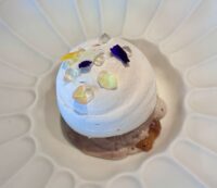 Meringa farcita con crema di yogurt e gelato alla lavanda