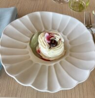 Pavlova con Ciliegie , Crema alla Vaniglia e Sorbetto al Basilico