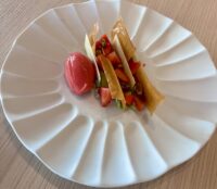 Sfoglia con spuma al macha, fragole e cioccolato bianco
