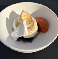 Macedonia con meringa flambata,crumble al cocco e mandorle