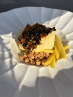 Ganache al lime,mousse al matcha,spuma al frutto della passione,cialda al sesamo